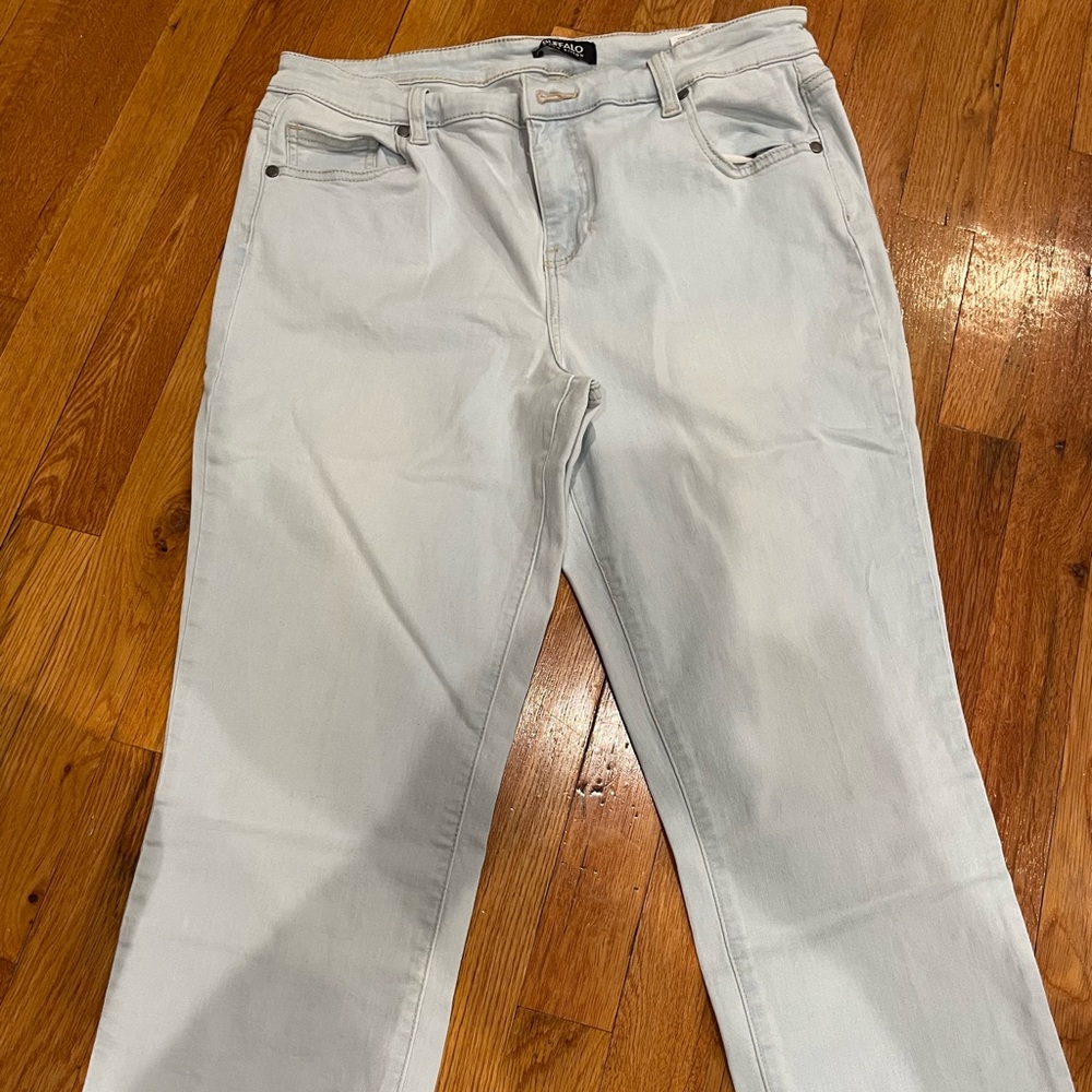 Light blue stretch cropped jeans